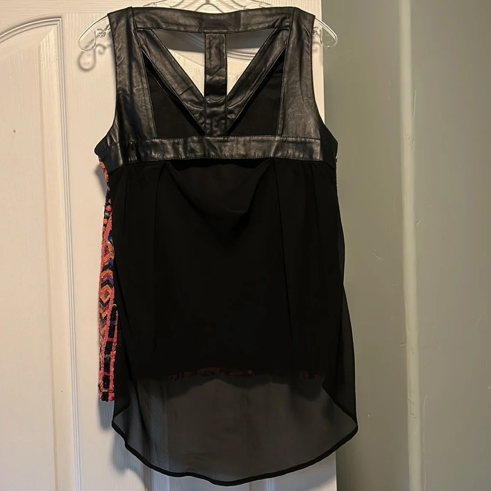 Top with different sequins colors. Finished with leather bias . - Picture 5 of 6